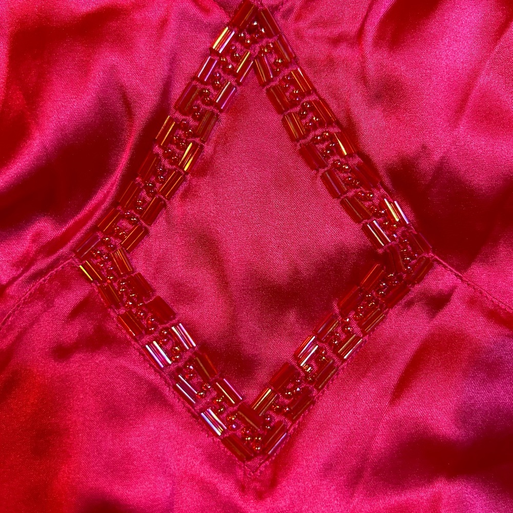 Chic Fuchsia Satin Sleeveless Blouse - Picture 3 of 6